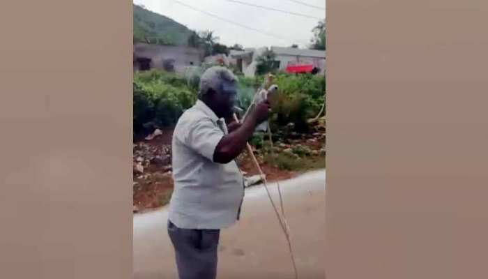 funny video a man burning Crackers with cigarette | VIDEO: इसे देखकर शर्तिया आप कम से कम 5 मिनट तक हंसते-हंसते लोटपोट हो जाएंगे funny video a man burning Crackers with cigarette | VIDEO: इसे देखकर शर्तिया आप कम से कम 5 मिनट तक हंसते-हंसते लोटपोट हो जाएंगे