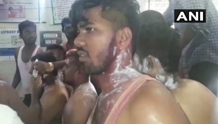कर्नाटक निकाय चुनाव : कांग्रेस के विजय जुलूस में एसिड अटैक, 10 घायल कर्नाटक निकाय चुनाव : कांग्रेस के विजय जुलूस में एसिड अटैक, 10 घायल