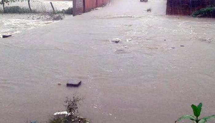 भिंडः उफनती नदी में बही कार, पति-पत्नी और दो बच्चों समेत चार की मौत भिंडः उफनती नदी में बही कार, पति-पत्नी और दो बच्चों समेत चार की मौत