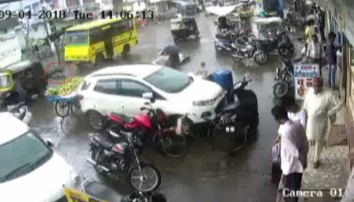 सागरः ड्राइवर की लापरवाही से ऑटो से गिरा बच्चा, बस के नीचे आया सागरः ड्राइवर की लापरवाही से ऑटो से गिरा बच्चा, बस के नीचे आया