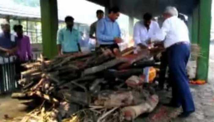 फैजाबाद: जब 'अम्मा' का बेटा बनकर DM ने निभाया बेटा का फर्ज, किया अंतिम संस्कार फैजाबाद: जब 'अम्मा' का बेटा बनकर DM ने निभाया बेटा का फर्ज, किया अंतिम संस्कार