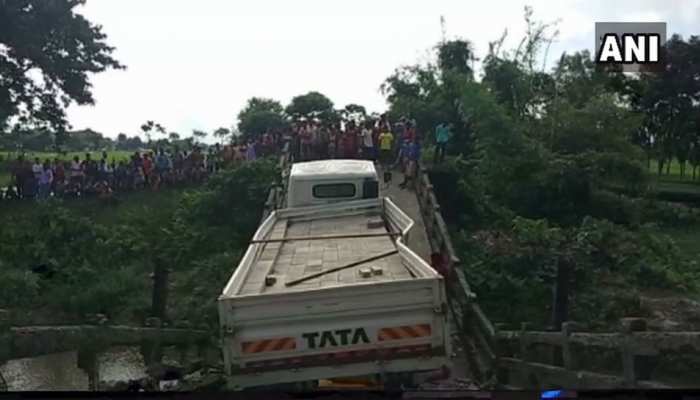 पश्चिम बंगाल में एक और पुल ढहा, एक शख्स घायल पश्चिम बंगाल में एक और पुल ढहा, एक शख्स घायल