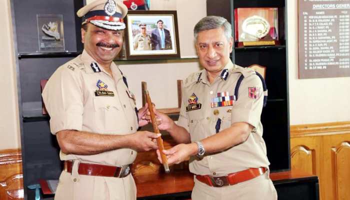जम्मू कश्मीर के डीजीपी एसपी वैद को इस वजह से अचानक हटाया गया! जम्मू कश्मीर के डीजीपी एसपी वैद को इस वजह से अचानक हटाया गया!