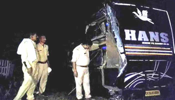 जालौन में बस-ट्रक की भिड़ंत, एक दर्जन से ज्यादा यात्री घायल जालौन में बस-ट्रक की भिड़ंत, एक दर्जन से ज्यादा यात्री घायल