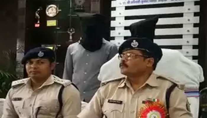 खूंटीः 3 किलो अफीम के साथ एक महिला समेत तीन तस्कर गिरफ्तार खूंटीः 3 किलो अफीम के साथ एक महिला समेत तीन तस्कर गिरफ्तार