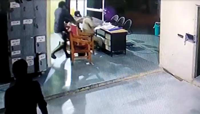 VIDEO: थाने में बंद आरोपियों ने पुलिसकर्मियों पर किया हमला, दो घायल VIDEO: थाने में बंद आरोपियों ने पुलिसकर्मियों पर किया हमला, दो घायल