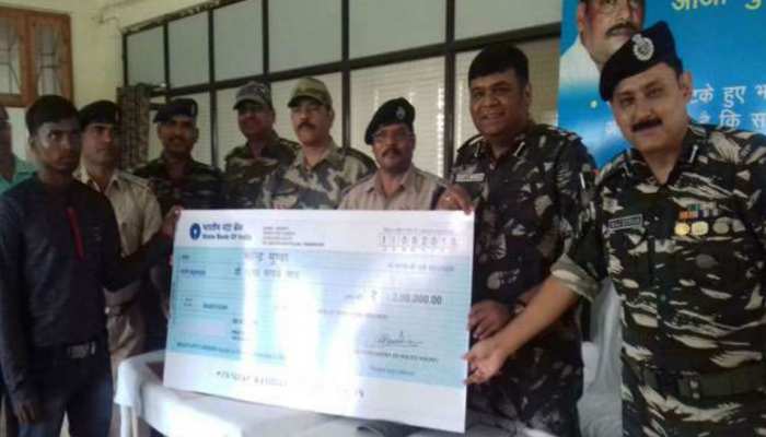 नक्सली महेंद्र मुंडा ने किया आत्मसमर्पण, पुलिस बनकर लेना चाहता है नक्सलियों से लोहा नक्सली महेंद्र मुंडा ने किया आत्मसमर्पण, पुलिस बनकर लेना चाहता है नक्सलियों से लोहा