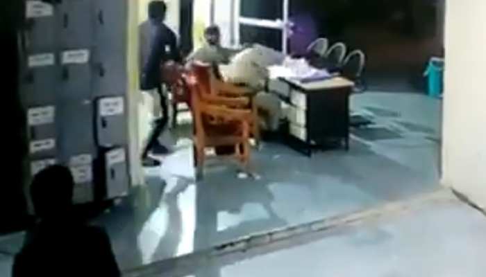 मध्यप्रदेशः थाने के अंदर कैदी ने किया था कुदाल से हमला, घायल पुलिसकर्मी की मौत मध्यप्रदेशः थाने के अंदर कैदी ने किया था कुदाल से हमला, घायल पुलिसकर्मी की मौत