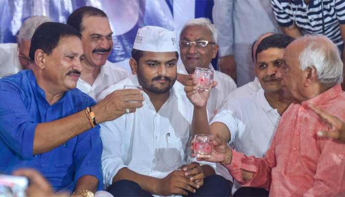 अहमदाबाद: 19वें दिन हार्दिक पटेल ने खत्म किया उपवास, नहीं हुआ कोई समझौता अहमदाबाद: 19वें दिन हार्दिक पटेल ने खत्म किया उपवास, नहीं हुआ कोई समझौता