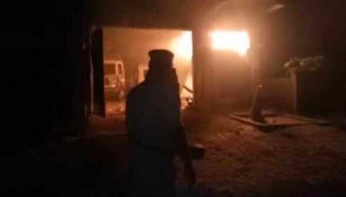 चंदौली में किशोरी से छेड़खानी पर बवाल, गुस्साए लोगों ने आरोपी के घर में लगाई आग चंदौली में किशोरी से छेड़खानी पर बवाल, गुस्साए लोगों ने आरोपी के घर में लगाई आग