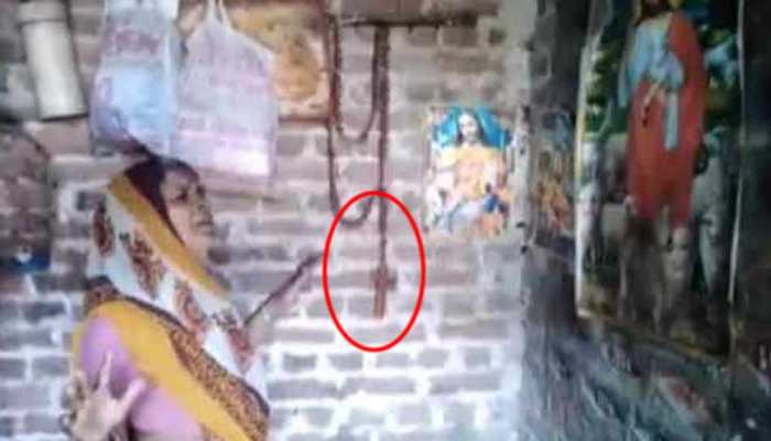 जौनपुर कथित धर्म परिवर्तन: 4 पादरी गिरफ्तार, संचालक के घर पर पुलिस ने दी दबिश जौनपुर कथित धर्म परिवर्तन: 4 पादरी गिरफ्तार, संचालक के घर पर पुलिस ने दी दबिश
