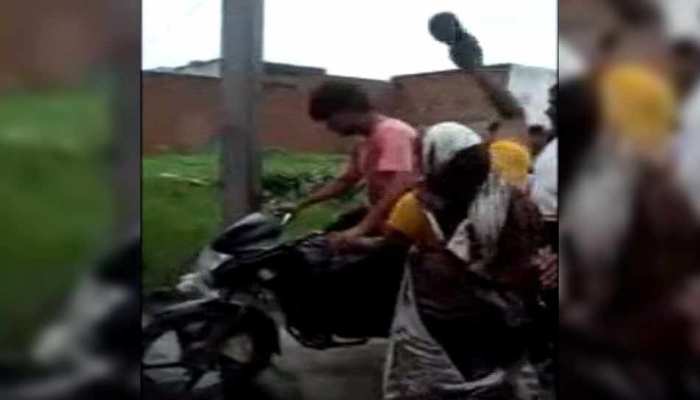 हाथरस: छेड़छाड़ से आगबबूला हुई छात्रा की मां, बीच सड़क पर उतारा आशिकी का भूत हाथरस: छेड़छाड़ से आगबबूला हुई छात्रा की मां, बीच सड़क पर उतारा आशिकी का भूत