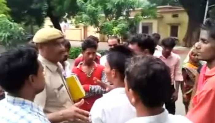 जौनपुर में धर्मांतरण के मामले को लेकर VHP में गुस्सा, कानून बनाने की अपील जौनपुर में धर्मांतरण के मामले को लेकर VHP में गुस्सा, कानून बनाने की अपील