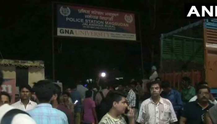 जालंधर : थाने में मीटिंग कर रहे थे पुलिस अफसर, एक के बाद एक हुए 4 बम धमाके जालंधर : थाने में मीटिंग कर रहे थे पुलिस अफसर, एक के बाद एक हुए 4 बम धमाके