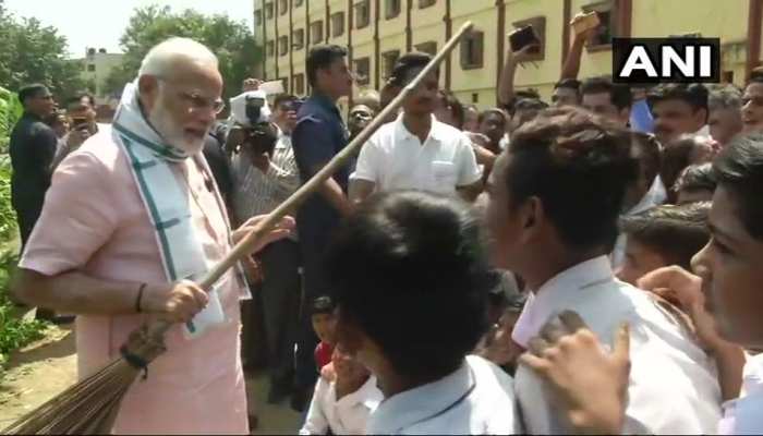 PICS: PM Modi raised the message of cleanliness in school.