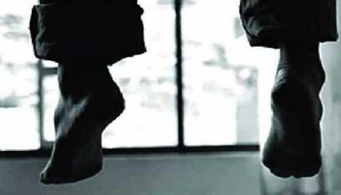 अमरोहा: पेड़ से लटका मिला युवक का शव, गांव में मचा हड़कंप अमरोहा: पेड़ से लटका मिला युवक का शव, गांव में मचा हड़कंप