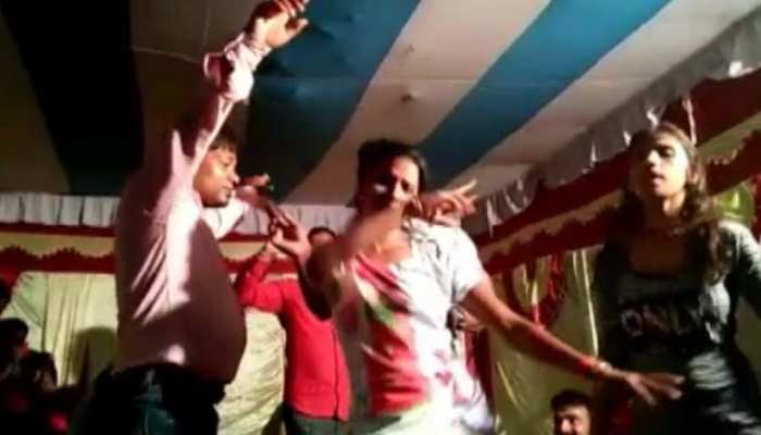 VIDEO : बार बालाओं के साथ बिजली विभाग के इंजीनियर ने जमकर लगाए ठुमके VIDEO : बार बालाओं के साथ बिजली विभाग के इंजीनियर ने जमकर लगाए ठुमके