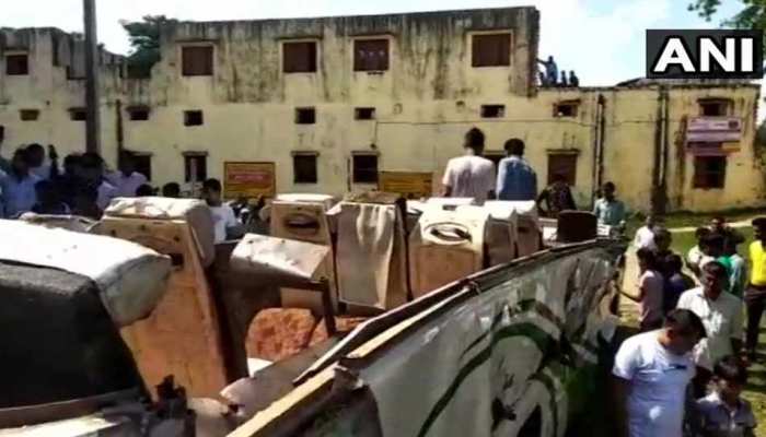 अमरोहा में दर्दनाक हादसा, बस का टायर फटा 5 लोगों मौत, कई घायल अमरोहा में दर्दनाक हादसा, बस का टायर फटा 5 लोगों मौत, कई घायल