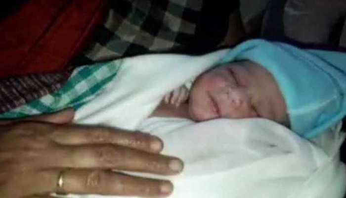 यूपी: जिला अस्पताल में डिलीवरी के लिए पहुंची सिविल जज, दिया बच्ची को जन्म यूपी: जिला अस्पताल में डिलीवरी के लिए पहुंची सिविल जज, दिया बच्ची को जन्म