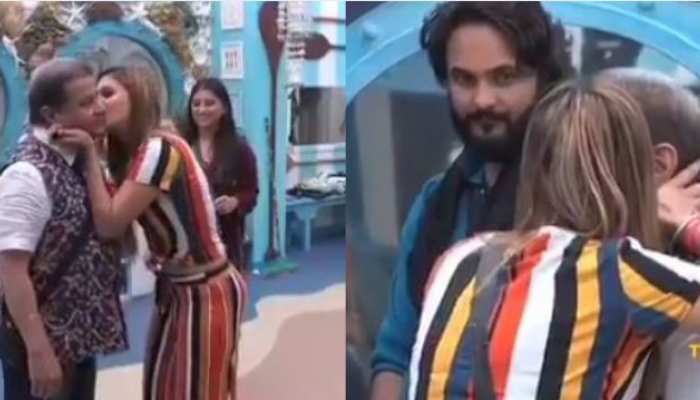 VIDEO: जसलीन ने अनूप जलोटा को सरेआम किया KISS, Bigg Boss कंटेस्टेंट्स रह गए हैरान! VIDEO: जसलीन ने अनूप जलोटा को सरेआम किया KISS, Bigg Boss कंटेस्टेंट्स रह गए हैरान!