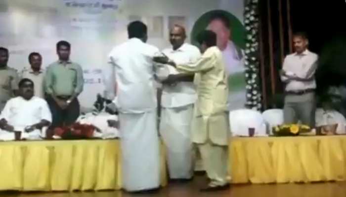 VIDEO: किरण बेदी और AIADMK विधायक के बीच मंच पर हुई कहासुनी VIDEO: किरण बेदी और AIADMK विधायक के बीच मंच पर हुई कहासुनी
