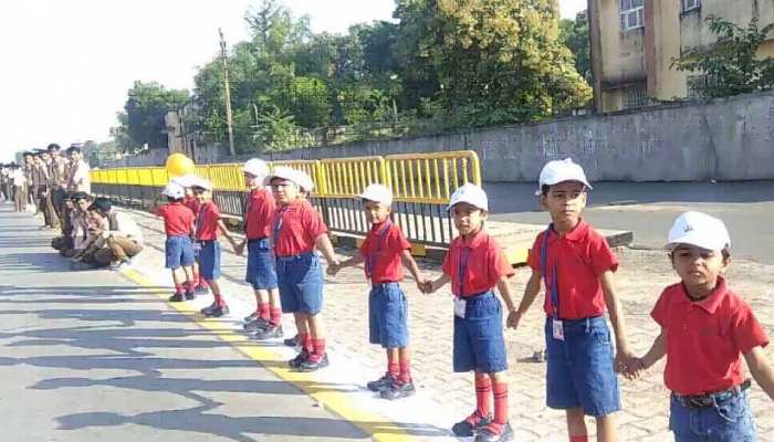 झालावाड़: गांधी जयंती पर 12,000 लोगों ने बनाई मानव श्रृंखला, किया बेटियों का सम्मान झालावाड़: गांधी जयंती पर 12,000 लोगों ने बनाई मानव श्रृंखला, किया बेटियों का सम्मान