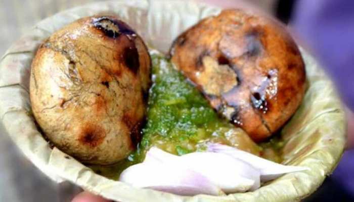 घर में लेना चाहते हैं बिहार का पारंपरिक स्वाद, तो ऐसे बनाएं लिट्टी-चोखा घर में लेना चाहते हैं बिहार का पारंपरिक स्वाद, तो ऐसे बनाएं लिट्टी-चोखा