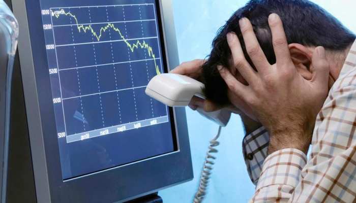 रुपये के खौफ में गिरा बाजार, सेंसेक्स करीब 300 अंक टूटा, निफ्टी 10900 के करीब