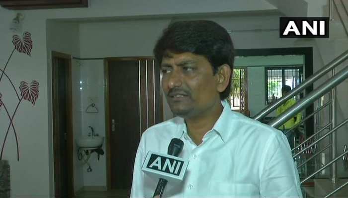 राहुल गांधी ने मुझसे कहा था, ऐसी राजनीति करनी चाहिए जो देश को जोड़ती हो: अल्पेश ठाकोर राहुल गांधी ने मुझसे कहा था, ऐसी राजनीति करनी चाहिए जो देश को जोड़ती हो: अल्पेश ठाकोर