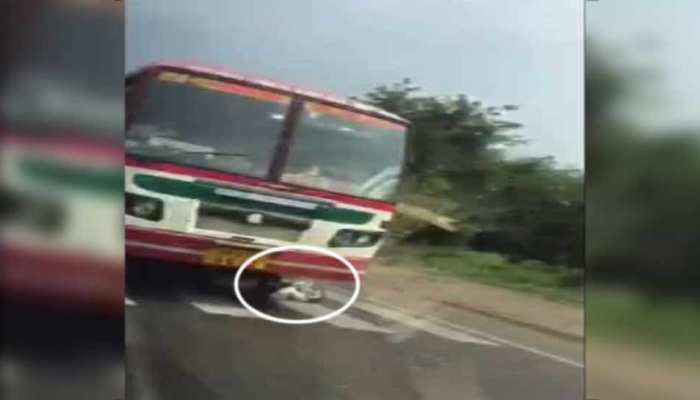बस से टकराई बाइक, चालक ने नहीं लगाया ब्रेक, 1 किमी तक घसिटता चला गया बाइक सवार बस से टकराई बाइक, चालक ने नहीं लगाया ब्रेक, 1 किमी तक घसिटता चला गया बाइक सवार
