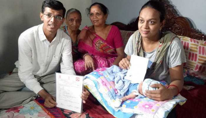 गुजरात में बना अनोखा रिकॉर्ड, जन्म के तीन घंटे के भीतर बच्चे को मिल गया पासपोर्ट गुजरात में बना अनोखा रिकॉर्ड, जन्म के तीन घंटे के भीतर बच्चे को मिल गया पासपोर्ट
