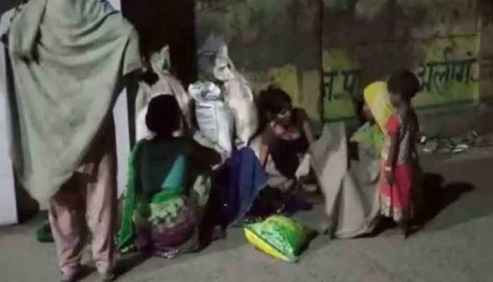 एटा में मानवता शर्मसार: अस्पताल में भर्ती से किया इनकार, सड़क पर हुआ प्रसव एटा में मानवता शर्मसार: अस्पताल में भर्ती से किया इनकार, सड़क पर हुआ प्रसव