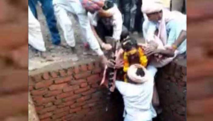 'भगवान' बनने की चाह में तांत्रिक ने उठाया इतना बड़ा कदम, पुलिस न आती तो हो जाता अनर्थ 'भगवान' बनने की चाह में तांत्रिक ने उठाया इतना बड़ा कदम, पुलिस न आती तो हो जाता अनर्थ