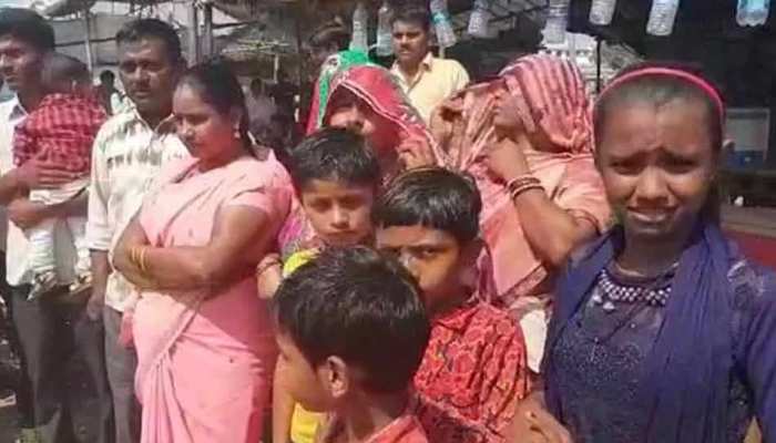 पलायन रोकने के लिए प्रवासी कामगारों से मुलाकात कर रहा है गुजरात प्रशासन पलायन रोकने के लिए प्रवासी कामगारों से मुलाकात कर रहा है गुजरात प्रशासन