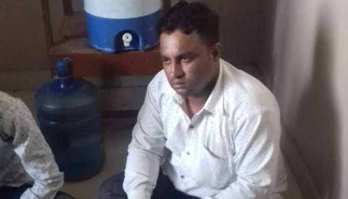 गुजरातः सरकारी डिस्पेंसरी का फर्जी डॉक्टर गिरफ्तार, निसंतान महिलाओं को कुछ ऐसे ठगता था... गुजरातः सरकारी डिस्पेंसरी का फर्जी डॉक्टर गिरफ्तार, निसंतान महिलाओं को कुछ ऐसे ठगता था...