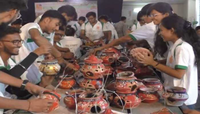 प्रदूषण न फैले इसलिए विसर्जित करने के बजाय मिट्टी के गरबा को बना दिया पक्षियों का आशियाना प्रदूषण न फैले इसलिए विसर्जित करने के बजाय मिट्टी के गरबा को बना दिया पक्षियों का आशियाना