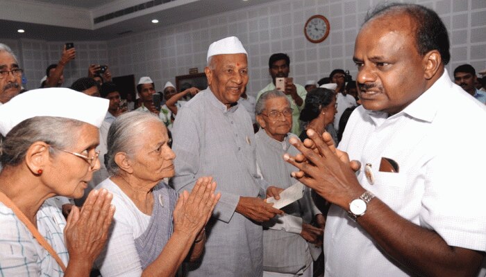 फिर भावुक हुए कर्नाटक के CM कुमारस्वामी, 'मैं लोगों की सेवा करने के लिए जिंदा हूं' फिर भावुक हुए कर्नाटक के CM कुमारस्वामी, 'मैं लोगों की सेवा करने के लिए जिंदा हूं'