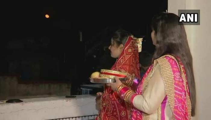 Karwa Chauth 2018: छलनी से चांद का दीदार कर महिलाओं ने मांगी पति की लंबी उम्र की दुआ Karwa Chauth 2018: छलनी से चांद का दीदार कर महिलाओं ने मांगी पति की लंबी उम्र की दुआ