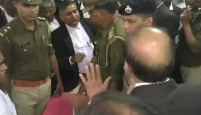 यूपी: कचहरी में वकीलों की गुंडागर्दी, सरेआम दारोगा को पीटा, एसपी का छीना मोबाइल यूपी: कचहरी में वकीलों की गुंडागर्दी, सरेआम दारोगा को पीटा, एसपी का छीना मोबाइल