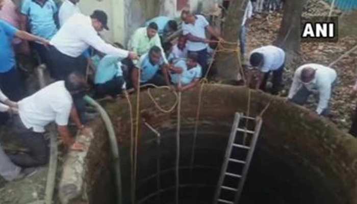 महाराष्ट्र: कुएं की सफाई के दौरान एक मजदूर समेत पांच लोगों की मौत महाराष्ट्र: कुएं की सफाई के दौरान एक मजदूर समेत पांच लोगों की मौत