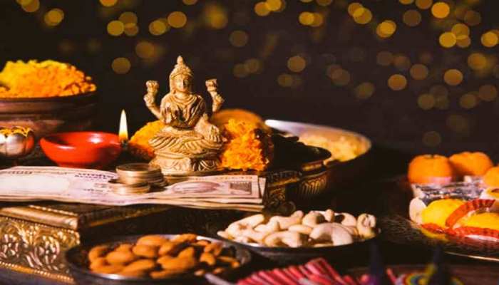Dhanteras 2018: कुबेर की कृपा पाने के लिए इस धनतेरस घर लाएं ये तीन तरह की झाड़ू Dhanteras 2018: कुबेर की कृपा पाने के लिए इस धनतेरस घर लाएं ये तीन तरह की झाड़ू