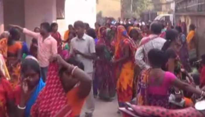 किशनगंज: छठ पर्व करने के लिए 6 हजार मिलने की अफवाह पर पोस्ट ऑफिस में लगी लंबी लाइन किशनगंज: छठ पर्व करने के लिए 6 हजार मिलने की अफवाह पर पोस्ट ऑफिस में लगी लंबी लाइन