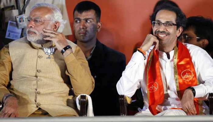 नोटबंदी को लेकर शिवसेना का PM मोदी पर तीखा कमेंट, कहा- 'जनता सजा देने को तैयार' नोटबंदी को लेकर शिवसेना का PM मोदी पर तीखा कमेंट, कहा- 'जनता सजा देने को तैयार'