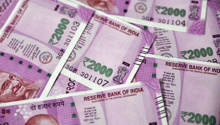 कच्चे तेल की कीमतों में गिरावट के रुख से रुपये में आया इतने पैसे का उछाल कच्चे तेल की कीमतों में गिरावट के रुख से रुपये में आया इतने पैसे का उछाल