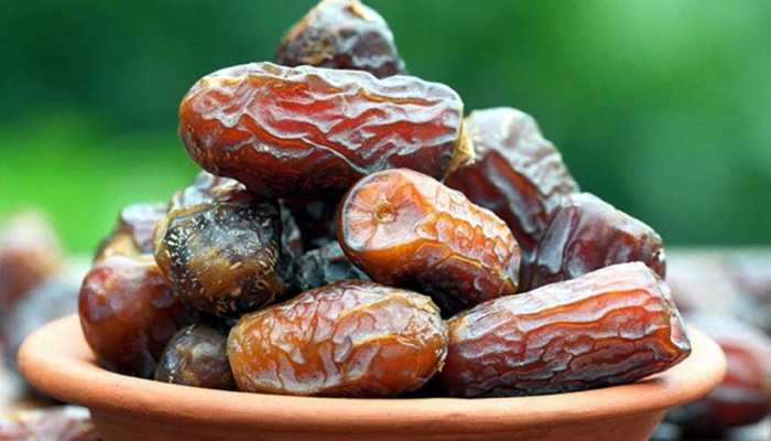 SuperFood : खजूर खाने से बढ़ती है शरीर की ताकत, 1 हफ्ते में दूर होगी ये बीमारी SuperFood : खजूर खाने से बढ़ती है शरीर की ताकत, 1 हफ्ते में दूर होगी ये बीमारी