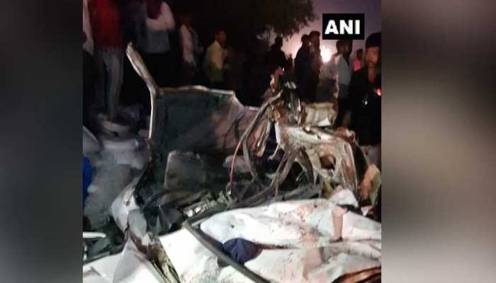 गुजरात में सड़क हादसे में एक परिवार के छह सदस्यों की मौत गुजरात में सड़क हादसे में एक परिवार के छह सदस्यों की मौत
