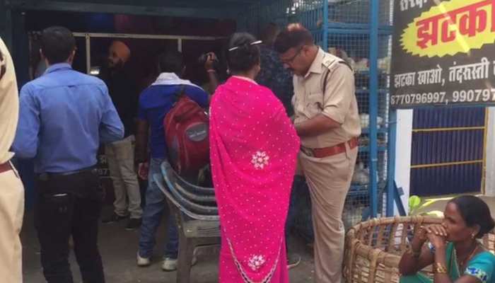 CG: मतदाताओं को लुभाने के लिए 10 रुपये किलो बिक रहा था चिकन, चुनाव आयोग ने मारा छापा CG: मतदाताओं को लुभाने के लिए 10 रुपये किलो बिक रहा था चिकन, चुनाव आयोग ने मारा छापा