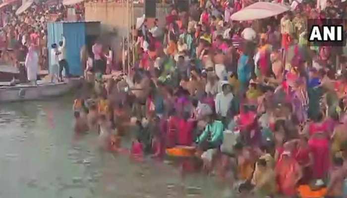 कार्तिक पूर्णिमा पर गंगा घाटों पर पहुंच रहे हैं श्रद्धालु, लगा रहे हैं आस्था की डुबकी कार्तिक पूर्णिमा पर गंगा घाटों पर पहुंच रहे हैं श्रद्धालु, लगा रहे हैं आस्था की डुबकी