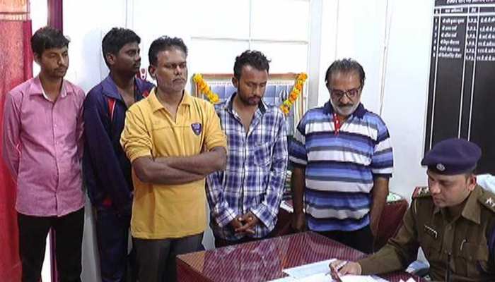 गुजरात में यूं हो रही थी बाल तस्करी, एक डॉक्टर समेत 7 गुजराती हुए गिरफ्तार गुजरात में यूं हो रही थी बाल तस्करी, एक डॉक्टर समेत 7 गुजराती हुए गिरफ्तार