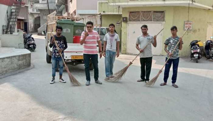 सफाई के लिए वडोदरा में अनूठी पहल, गंदगी करने वाले पर लगता है भारी जुर्माना सफाई के लिए वडोदरा में अनूठी पहल, गंदगी करने वाले पर लगता है भारी जुर्माना